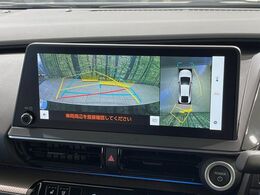 【パノラミックビューモニター】専用のカメラにより、上から見下ろしたような視点で360度クルマの周囲を確認することができます☆死角部分も確認しやすく、狭い場所での切り返しや駐車もスムーズに行えます。