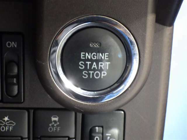 キーを回してエンジンをかけるタイプは始動するまでキーを保持しないといけませんが、ボタン式はワンタッチで自動的に始動します。