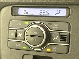 【オートエアコン】一度お好みの温度に設定すれば、車内の温度を検知し風量や温度を自動で調整。暑い…寒い…と何度もスイッチ操作をする必要はありません。快適な車内空間には必須の機能ですね♪