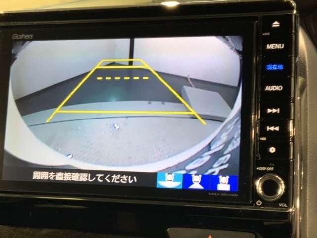リバースギアに入れるだけで後方の表示へ切り替わります。夜間や雨の日の駐車も楽になりますよ。