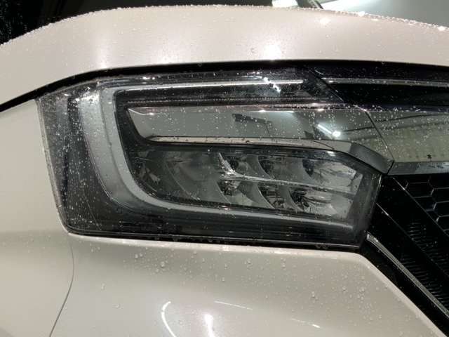 LEDヘッドライトは、点灯の瞬間から最大光量を発揮し、突然暗くなるトンネルなどでの安定感を高めます。