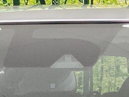 【エマージェンシーブレーキ】走行中に前方の車両等を認識し、衝突しそうな時は警報とブレーキで衝突回避と被害軽減をアシスト。より安全にドライブをお楽しみいただけます。