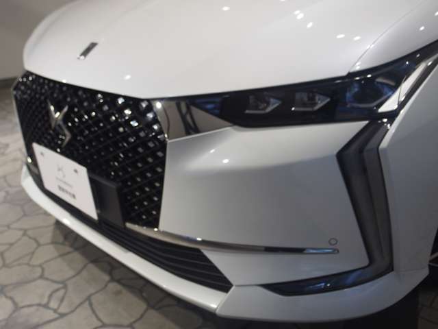 DSマトリクスLEDビジョン。独立した15にライトセグメントが自動で点灯・消灯することで先行車と対向車を眩惑させずに常時ハイビームでの走行を可能にします。