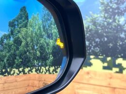 【ブラインドスポットモニター】走行中、ドアミラーの死角になりやすい箇所に後続車が接近するとサイドミラーのレンズに警告を表示！ドライバーに注意喚起をしてくれます。