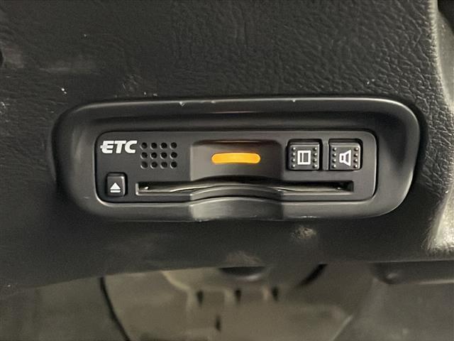 【ビルトインETC】有料道路を利用する際に料金所で停止することなく通過できる、ETC車載器（ノンストップ自動料金収受システム機器）が装備されています。セットアップを行うことで利用可能になります。
