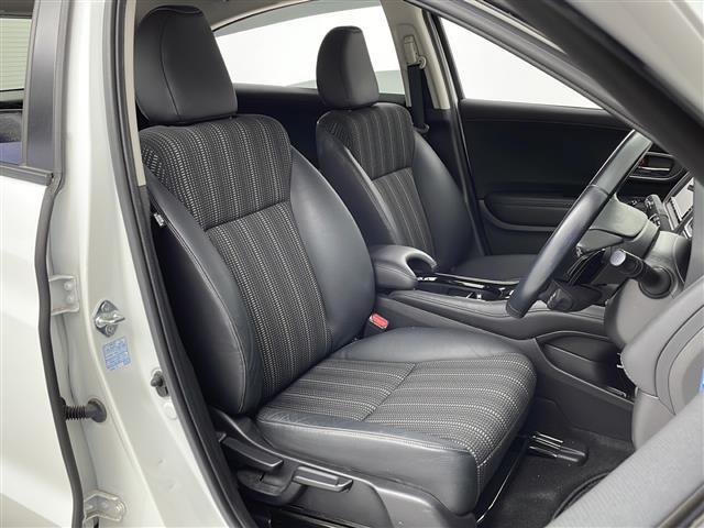 【5人乗りハーフレザーシート】ゆったりとした座り心地と、車内を広々と使える快適性に長けているので、快適な時間をお過ごしいただけます！