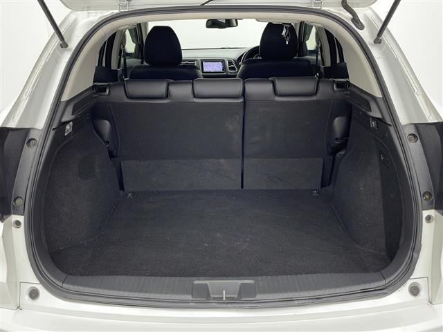 【トランク】積み込みやすくて、たっぷり積める荷室です。シートアレンジできるものは、乗車人数と荷物の量や大きさによってシートを動かすことができるので、より快適なドライブが可能です！