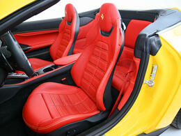 こちらは左ハンドルのお車でございます。内装はRosso Ferrariを選択しております。