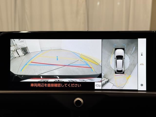 パノラミックビューモニターシステムが付いているので車の上から見た映像が確認できますよ。　一目で車両周辺の情報を確認できますが、直接安全をご確認下さい。