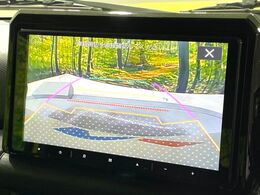【バックカメラ】駐車時に後方がリアルタイム映像で確認できます。大型商業施設や立体駐車場での駐車時や、夜間のバック時に大活躍！運転スキルに関わらず、今や必須となった装備のひとつです！