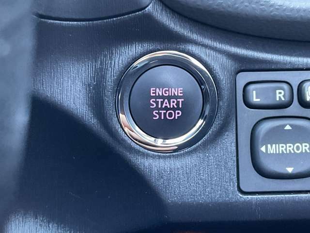 インテリジェントキーのプッシュスタートスイッチです。エンジンの始動はブレーキペダルを踏みながらこのスイッチを押すだけで始動できます