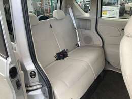 後部座席もスライドいたしますので、お荷物に合ったアレンジや小さなお子様のチャイルドシートを多少近くに備え付け安心の距離感が確保できます。