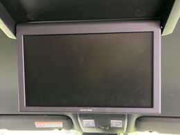【フリップダウンモニター】大画面モニターで後席でもエンタメをお楽しみいただけます。小さなお子様にも大人気の装備です♪
