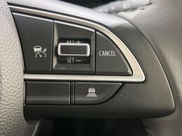 【クルーズコントロール】高速道路もラクラク走行。アクセルを離しても一定速度で走行ができ、長距離運転時の負担を軽減！加速・減速も簡単なスイッチ操作で調整できます。