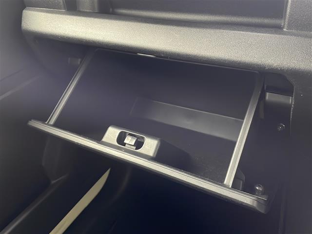 【グローブボックス】車検証ケースや、日頃使う小物類の収納に便利ですね！