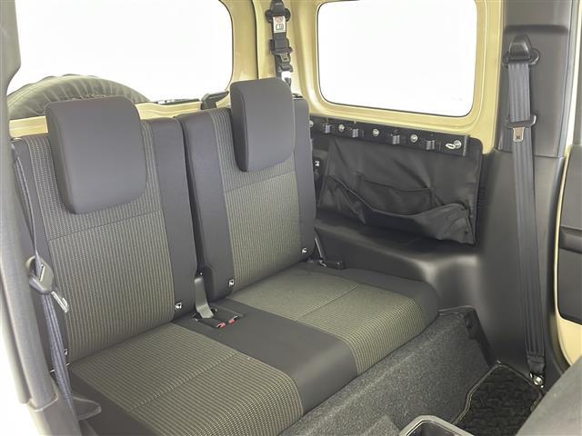 【後部座席】後席もゆったりドライブを楽しめます。ガリバーでご購入いただきましたら、内外装はプロこだわりのクリーニングで清潔なおクルマでご納車させていただきます！店舗での現車確認も承っています！