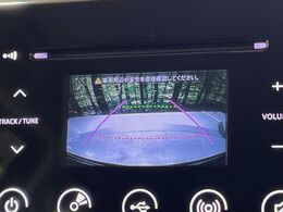 【バックカメラ】駐車時に後方がリアルタイム映像で確認できます。大型商業施設や立体駐車場での駐車時や、夜間のバック時に大活躍！運転スキルに関わらず、今や必須となった装備のひとつです！