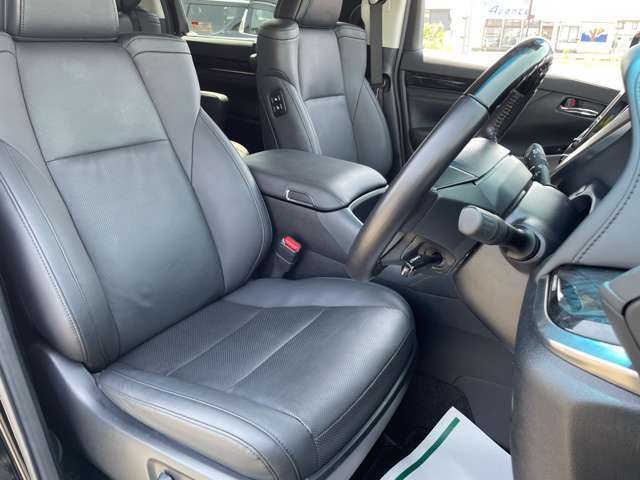 【1列目シート】もちろん車内はキレイです♪よりクリーンな状態をキープしたいお客様には『シート撥水コーティング』がおすすめ！除菌・消臭に効果を発揮し多くの方にご好評いただいております。