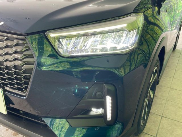 【LEDヘッドライト】悪天候や夜間走行時も良好な視界を確保し安心して運転できる高輝度LEDヘッドライトを装備！点灯速度が早く、消費電力も抑えられています。