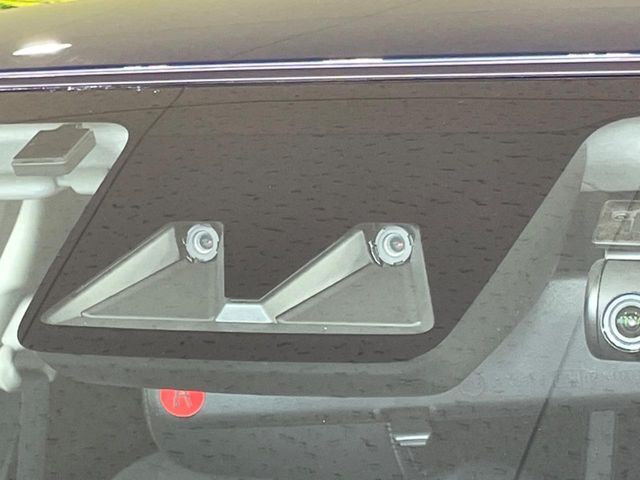 【スマートアシスト】走行中に前方の車両等を認識し、衝突しそうな時は警報とブレーキで衝突回避と被害軽減をアシスト。より安全にドライブをお楽しみいただけます。