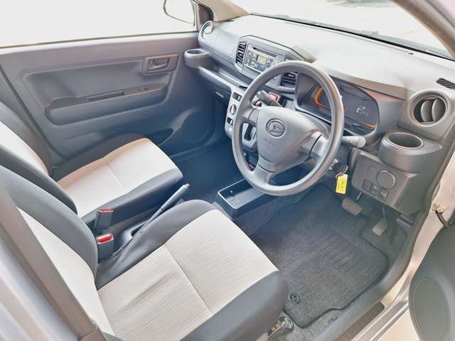 内装クリーニング済みです。お客様に展示車を気持ちよくご覧いただけるように心がけています。
