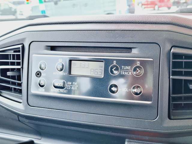純正CDチューナー付き！カーナビやドライブレコーダーなどのカー用品のお取り付けもできますのでお気軽にご相談ください♪