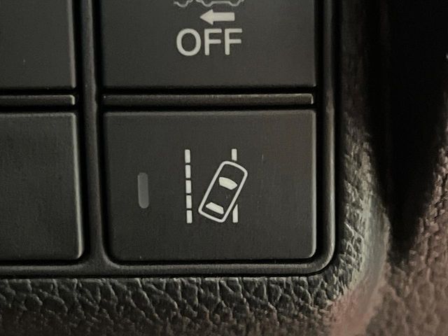 【車線維持支援システム】高速道路走行時、車線からはみ出しそうな時にステアリングを制御。より安心・安全な運転をサポートしてくれます！