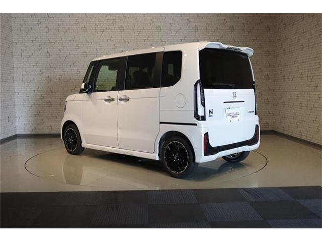 カラーはプラチナホワイトパールです。入庫後ボディ磨き、艶出し施工致しております。