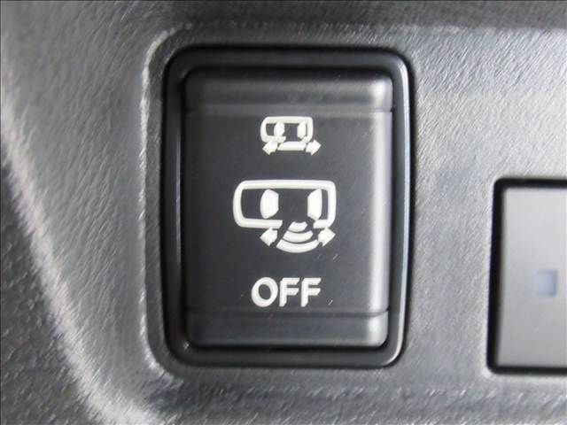 【ハンズフリー電動スライド】両手に荷物を持った状態や、寝ている子どもを抱っこしているときに、スライドドアの下で足先を抜き差しするだけで、スライドドアを自動で開閉することができます。