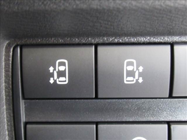 【両側電動スライド】両側をボタン一つで開閉できるのでラクラクです。ご家族で利用するにはとても便利な機能になります。