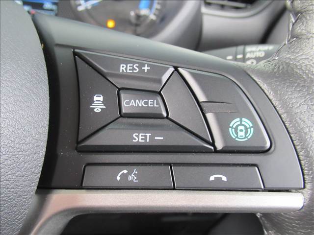 【レーダークルーズ】高速道路での追従機能。前の車との車間距離を一定に保ち、走ってくれます。これがあると長い距離を高速道路で走る際に非常に便利です。快適なロングドライブに繋がります。