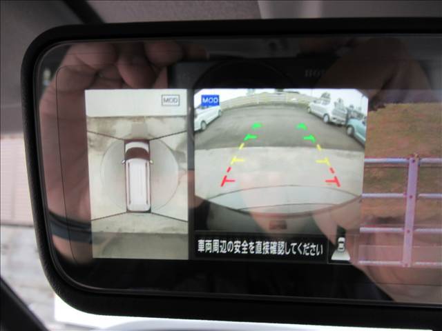 【アラウンドビュー】クルマを真上から見下ろしているかのような映像によって、車庫入れや縦列駐車などの駐車時に、自車と駐車位置の関係をひと目で確認でき、スムースな駐車をサポートします。