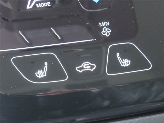 【シートヒーター】寒い冬にはあったら快適な装備です。宮城の冬でも快適にお過ごしいただけます。特に女性の方に喜んでもらえることが多いです。