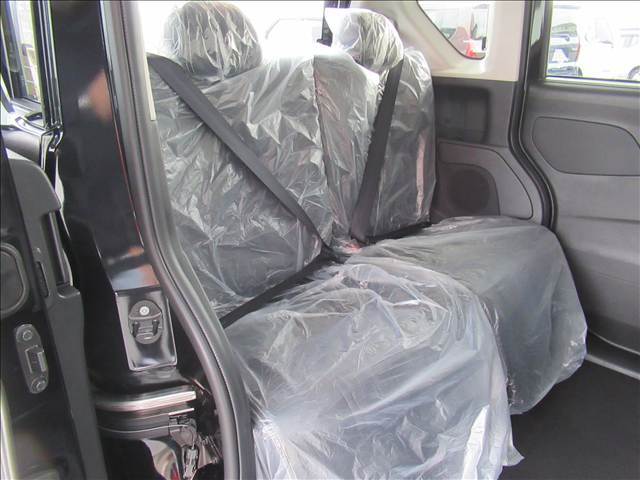 ピタッとはまるオリジナルフロアマットも当社でご準備しております。もちろん、純正品も取り扱いがございますのでご相談いただければ準備は可能です。