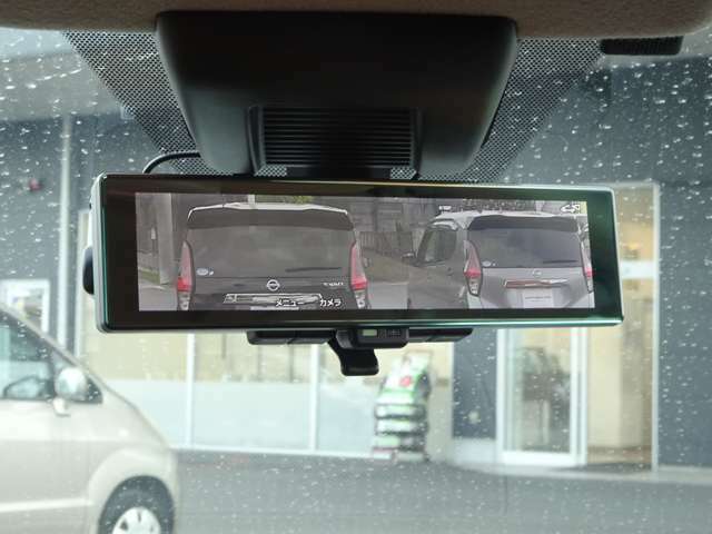 【スマートルームミラー】車両後方のカメラ映像をミラー面に映し出します。車内の状況や天候などに影響されずいつでもクリアな後方の視界が得られます♪