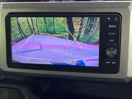 【バックカメラ】駐車時に後方がリアルタイム映像で確認できます。大型商業施設や立体駐車場での駐車時や、夜間のバック時に大活躍！運転スキルに関わらず、今や必須となった装備のひとつです！