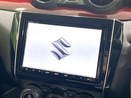 【純正ナビ】人気の純正ナビを装備しております。ナビの使いやすさはもちろん、オーディオ機能も充実！キャンプや旅行はもちろん、通勤や買い物など普段のドライブも楽しくなるはず♪