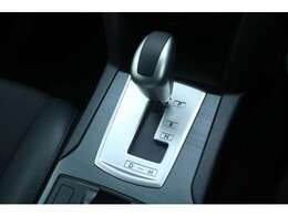 シフトはフロアCVTとなっており、MTモード付となっております。