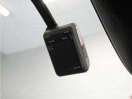 ◆ドライブレコーダー◆映像・音声などを記録する自動車用の装置です。　もしもの事故の際の記録はもちろん、旅行の際の思い出としてドライブの映像を楽しむことができます。