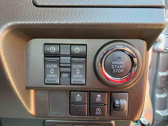 エンジン操作は、スイッチだけの”プッシュボタンスタート“を装備！もうバッグから鍵を取り出さなくてもいいんですよ♪その他、運転席には障害物センサーやアイドリングストップなどの、主電源スイッチもご用意