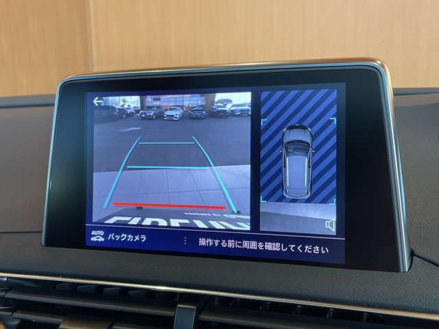 LIBERALAは輸入車と本を愛される方々に少しだけ上質な時間が過ぎていくように、落ち着きのある空間をご用意しております。あなたにぴったりな少しハイセンスな図書館に遊びにいらしてください。