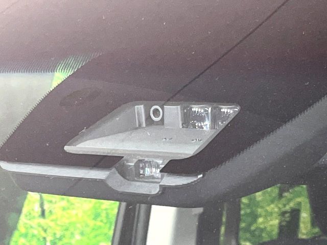【三菱e-Assist】走行中に前方の車両等を認識し、衝突しそうな時は警報とブレーキで衝突回避と被害軽減をアシスト。より安全にドライブをお楽しみいただけます。