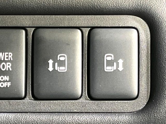 【両側パワースライドドア】スマートキーや運転席のスイッチで後席両側スライドドアの開閉が可能♪電動だから力を入れてドアを開ける必要が無く、小さなお子様でも簡単に開け閉めでき快適です♪