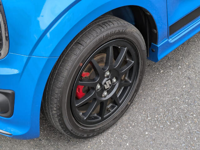 【当店のこだわり】入庫後のお車は選任スタッフによる細部清掃を実施しております。足回り、エンジンルーム、室内、室外を隅々まで綺麗にしております。展示車はピカピカです。全国配送も可能ですのでご相談下さい！