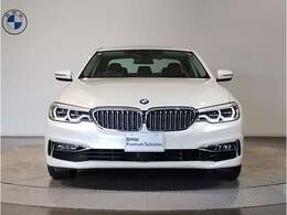【BMWの伝統-1】BMWの特徴的な“キドニーグリル”は、80年以上続く伝統の形でございます。変わらないこだわりのデザインが、プレミアムブランド“BMW”を創り出します。