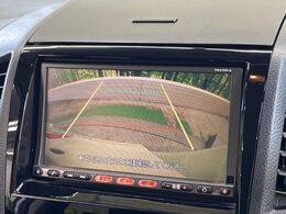 【バックカメラ】駐車時に後方がリアルタイム映像で確認できます。大型商業施設や立体駐車場での駐車時や、夜間のバック時に大活躍！運転スキルに関わらず、今や必須となった装備のひとつです！