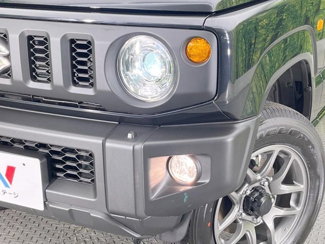 【LEDヘッドライト】悪天候や夜間走行時も良好な視界を確保し安心して運転できる高輝度LEDヘッドライトを装備！点灯速度が早く、消費電力も抑えられています。
