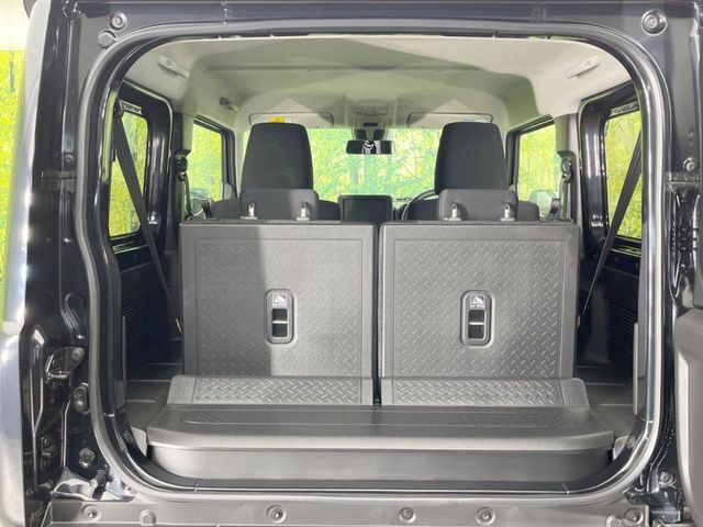 普段のお買い物や通勤、送迎等に十分な荷室スペースを確保しております。セカンドシートを倒すと、大きな荷物の積載も可能です♪