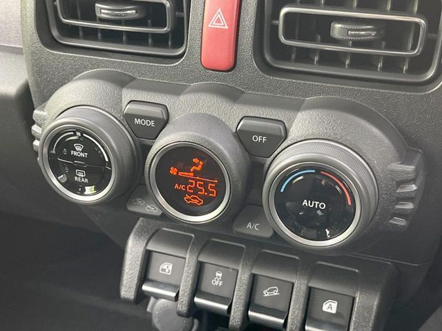 【オートエアコン】一度お好みの温度に設定すれば、車内の温度を検知し風量や温度を自動で調整。暑い…寒い…と何度もスイッチ操作をする必要はありません。快適な車内空間には必須の機能ですね♪