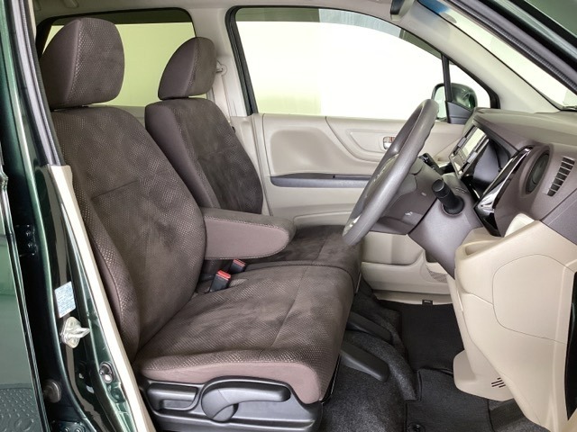 女性でも運転がしやすいように、シートの高さ調整機能（シートリフター）がついています。運転席と助手席の間が空いている為、助手席側への移動がスムーズです。交通量の多い道でも助手席側から乗り降りができます。
